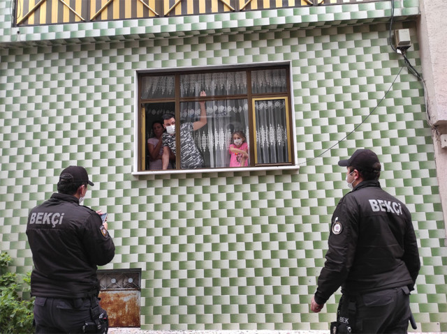 Bursa'da karantinadaki evlere bekçi denetimi! Çat kapı geliyorlar - Resim: 0
