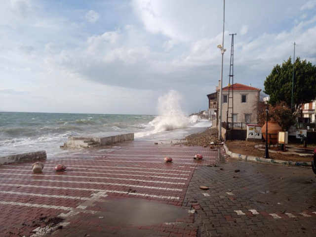 Çanakkale'de dev dalgalar evlere ulaştı - Resim: 1