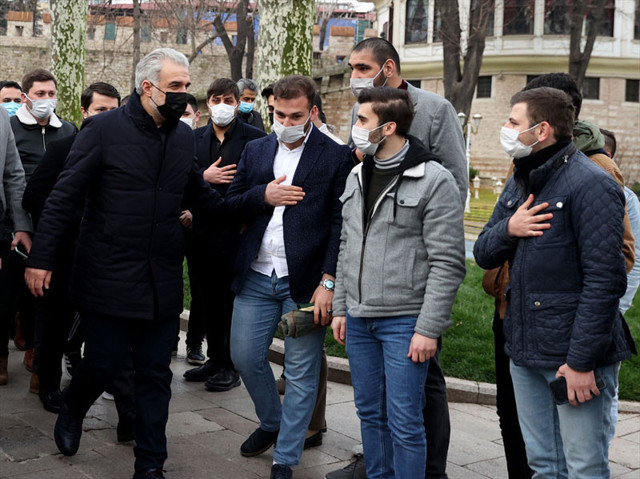 AK Parti İstanbul İl Başkanı Osman Nuri Kabaktepe gençlerle Ayasofya Cami'nde sabah namazı kıldı - Resim: 1