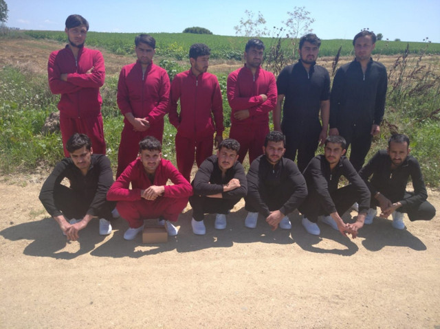 Yunan zulmü yetmedi kepazeliği başladı! 42 göçmeni çırılçıplak soyup döverek sınır dışı ettiler - Resim: 0