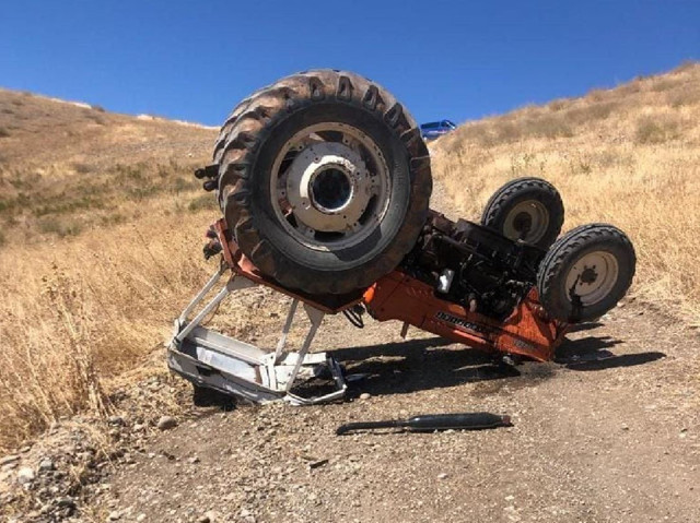 Adıyaman'da traktör sürücüsü devrilen traktörün altında kaldı! - Resim: 0
