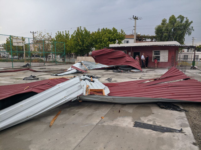 Mersin'in Tarsus ilçesinde fırtına ve sağanak etkili oldu: Okulun çatısı uçtu - Resim: 0