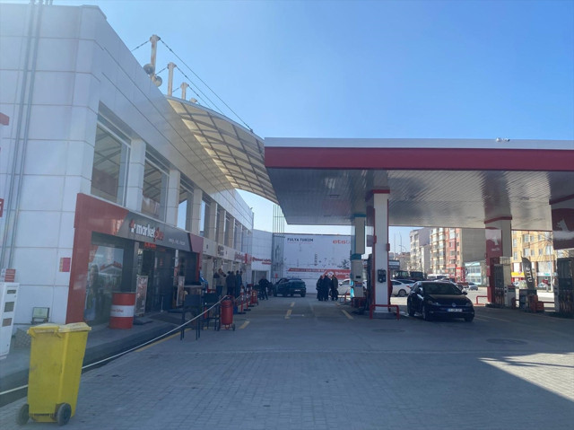 Eski bakanın akaryakıt istasyonunda kavga çıktı! 1 polis ağır yaralı - Resim: 0