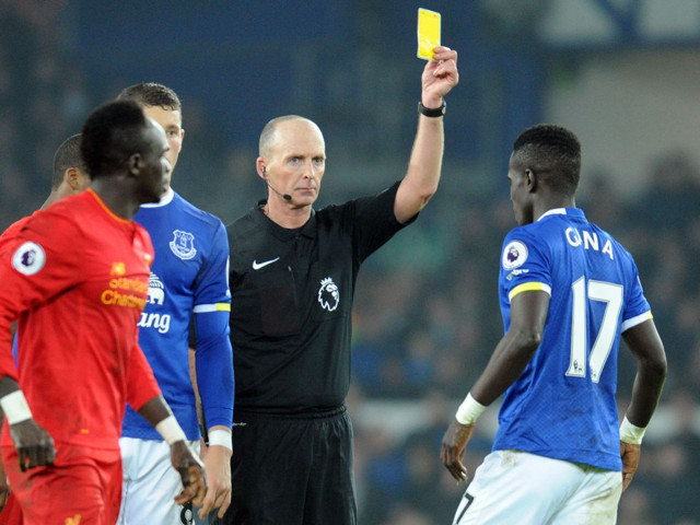 İngilizlerin konuştuğu hakem Mike Dean'in olay görüntüleri - Resim: 0