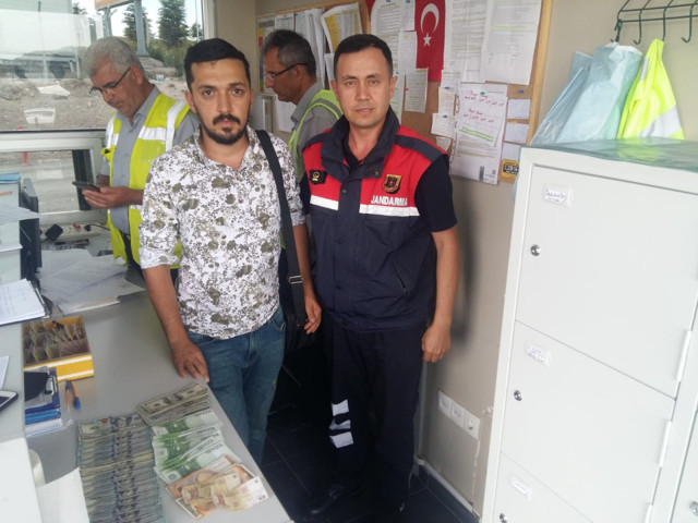 Eskişehir'de bir genç para dolu poşeti yanlışlıkla çöpe attı - Resim: 0