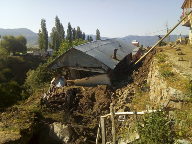 Erzurum'da yağmur sularından dolayı yaşlı çiftin evleri çöktü - Resim: 0