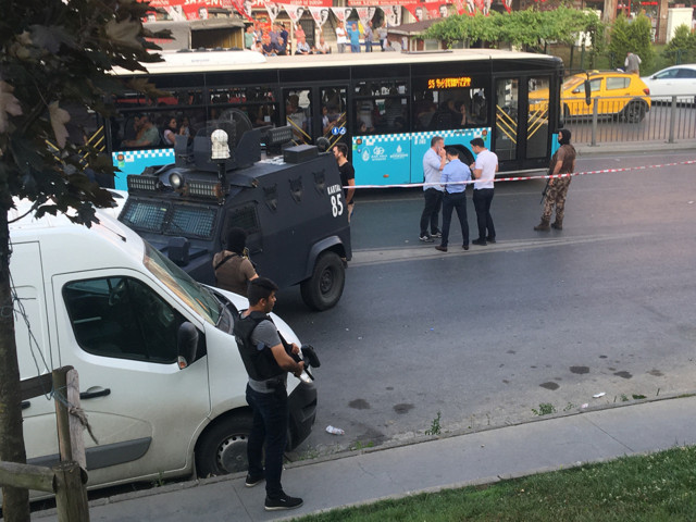 İstanbul Şişli'de lüks cip silahlı saldırı 4 yaralı - Resim: 0