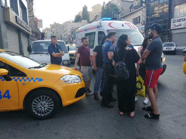 Çantasını vermek istemedi! Kadın turist metrelerce sürüklendi - Resim: 1