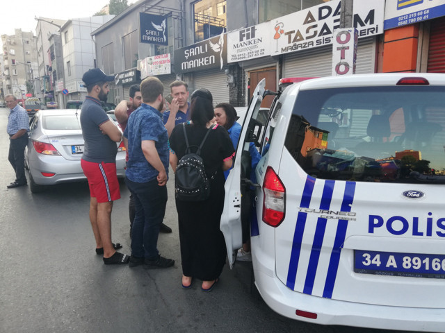 Çantasını vermek istemedi! Kadın turist metrelerce sürüklendi - Resim: 0