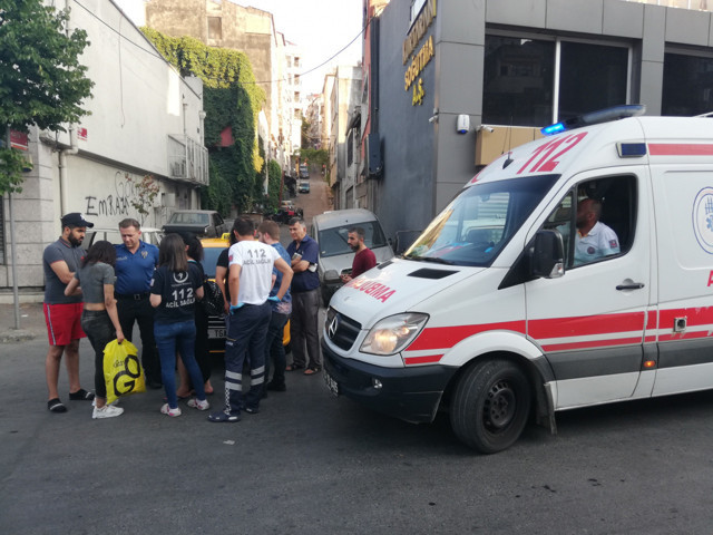 Çantasını vermek istemedi! Kadın turist metrelerce sürüklendi - Resim: 2