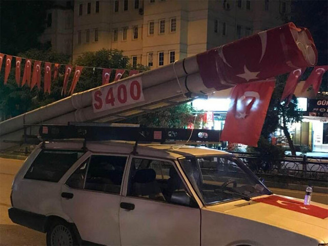 Bursa'da aracının üzerine koyduğu S-400 maketiyle tur attı - Resim: 0