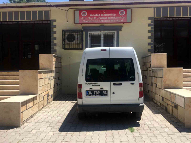 Gaziantep'de demir bahçe kapısının altında kalan çiftçi öldü - Resim: 0