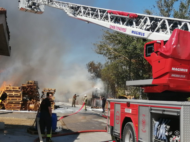 İzmir Bornova'da palet fabrikası alev alev yanıyor - Resim: 0