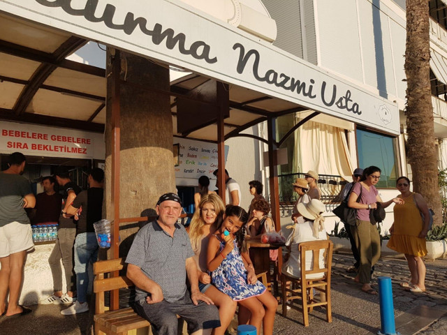 İzmir'de kalp krizi geçiren ünlü dondurmacıyı bakın kim kurtardı! - Resim: 3