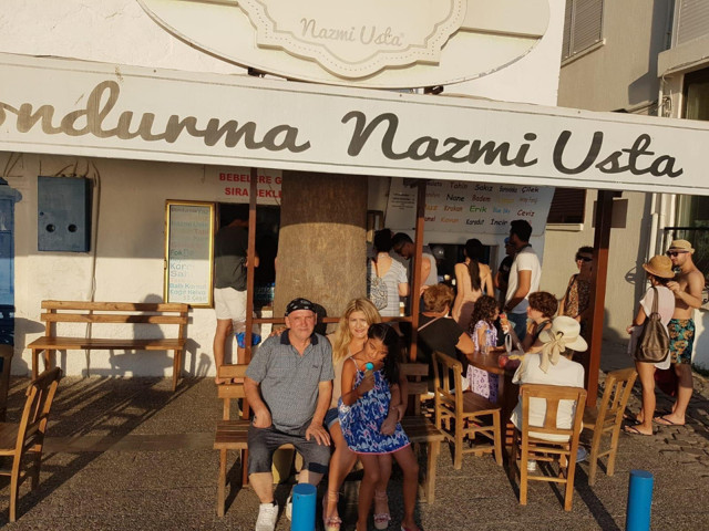 İzmir'de kalp krizi geçiren ünlü dondurmacıyı bakın kim kurtardı! - Resim: 2