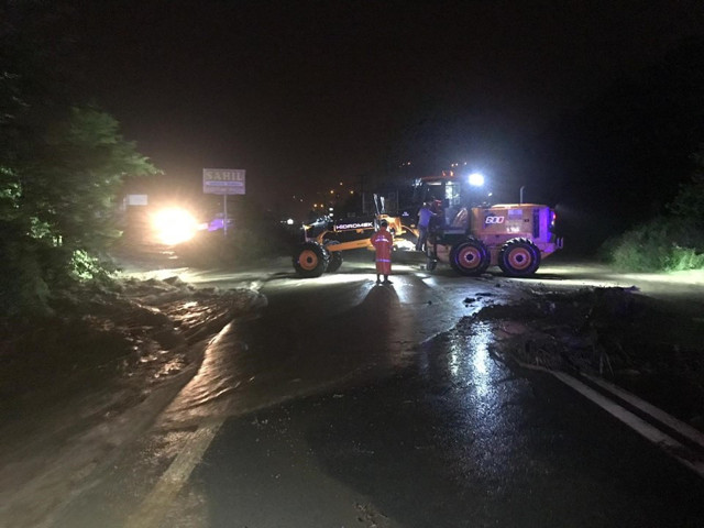 Rize'de otomobil sele kapıldı: 1 kişi kayıp - Resim: 1
