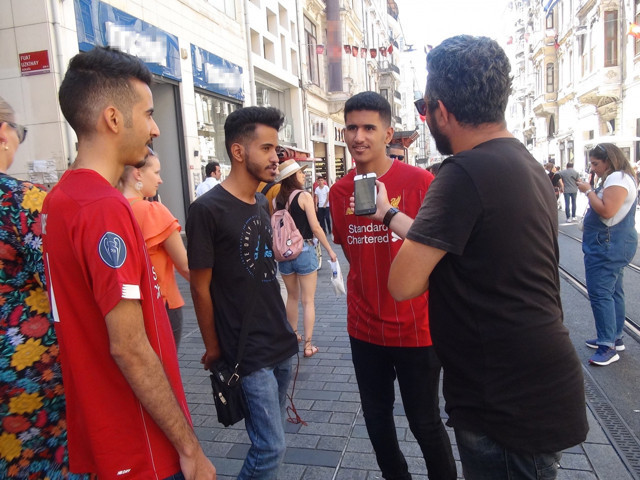 Liverpool ve Chealsea taraftarları Taksim’de gezip döner yedi - Resim: 0