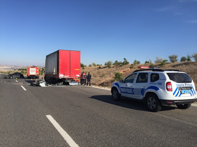 Ankara'da otomobil kamyona çarptı: 3 ölü, 3 yaralı - Resim: 1