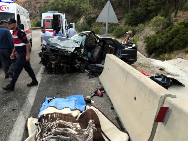 Otomobiller kafa kafaya çarpıştı: 1 ölü 5 yaralı - Resim: 0