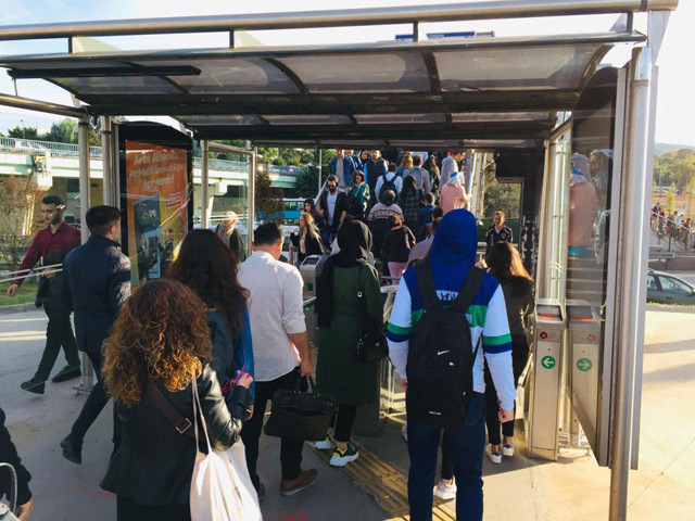İBB'nin hamlesi sonuç vermedi Altunizade metrobüs durağı yolcuları çileden çıkarttı - Resim: 0