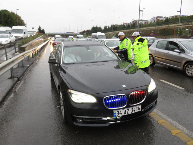Trafikte yeni düzenleme bugün başladı! Çakarlı araçlar men edilecek - Resim: 0