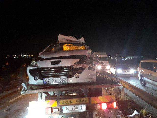 İstanbul Silivri'de otomobil bariyere ok gibi saplantı 2 ölü 3 yaralı - Resim: 0