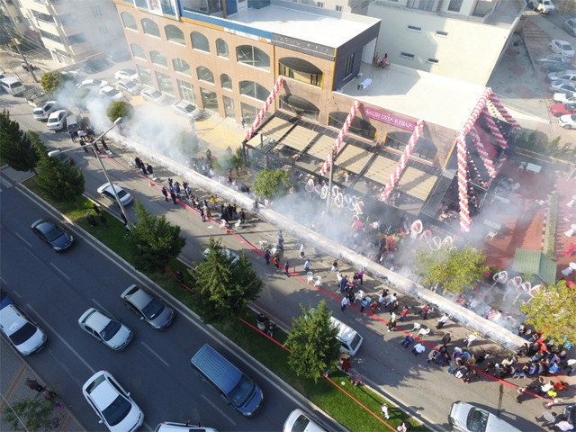 46 metrelik kebap saniyeler içinde tüketildi - Resim: 0