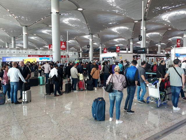 Okullarda ilk ara tatil bugün başladı! İstanbul havalimanı hareketlendi - Resim: 1
