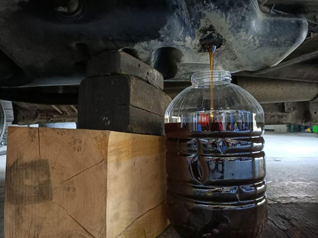 Trabzon'da bir aracın yakıt deposunda 100 kilo 650 gram kaçak bal ele geçirildi - Resim: 0