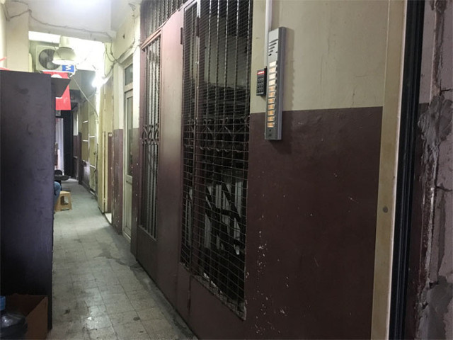 Karaköy’de başörtülü kıza saldıran kadınla ilgili komşuları konuştu - Resim: 0