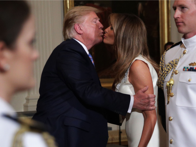 Free Melania! ABD çıplak first leydi Melania Trump kitabıyla sallanıyor - Resim: 1