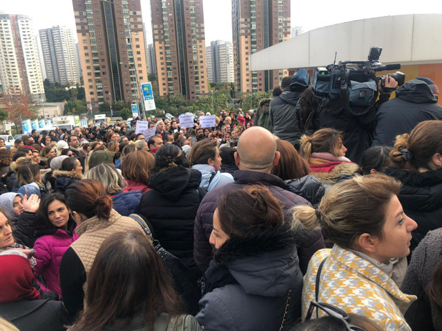 Doğa Koleji'nin sahibi kayıplarda öğretmenler ders bıraktı veliler eyleme çıktı - Resim: 2