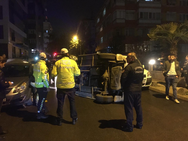 Eşinin park etmesini beğenmedi! Direksiyona geçti lüks cipi devirdi - Resim: 1