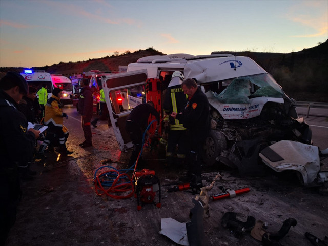 Çanakkale'de işçileri taşıyan minibüs ile vinç çarpıştı: Çok sayıda yaralı var - Resim: 0