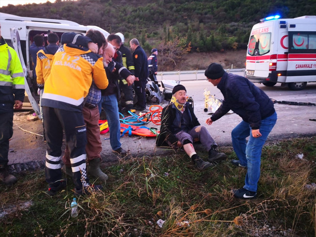 Çanakkale'de işçileri taşıyan minibüs ile vinç çarpıştı: Çok sayıda yaralı var - Resim: 1