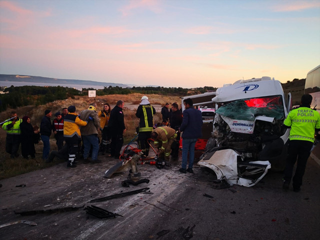 Çanakkale'de işçileri taşıyan minibüs ile vinç çarpıştı: Çok sayıda yaralı var - Resim: 2