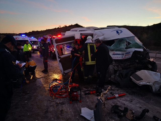 Çanakkale'de işçileri taşıyan minibüs ile vinç çarpıştı: Çok sayıda yaralı var - Resim: 3