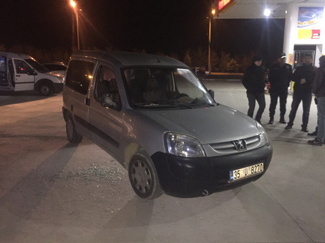 İYİ Parti Uşak ilçe başkanı Hakan Savaş'a tüfekli saldırı trafikte dehşeti yaşattılar - Resim: 0