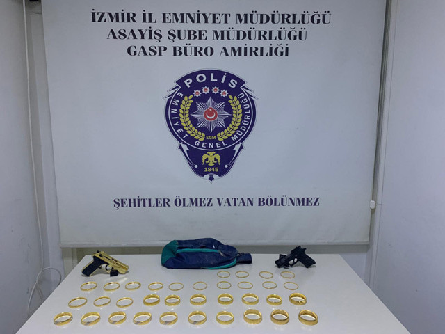 İzmir'de kuyumcu soyguncuları yakalandı altınları bakın nereye gömmüşler! - Resim: 0