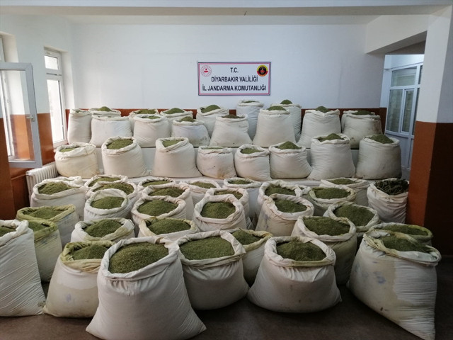 Diyarbakır'da dev narkotik operasyonu! 2 ton 80 kilogram esrar ele geçirildi - Resim: 0