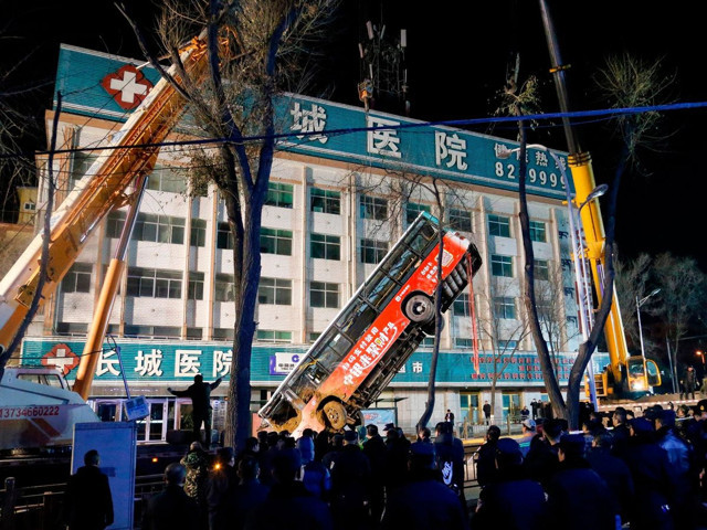 Çin’de yol çöktü otobüs içine düştü! Ölü ve yaralılar var - Resim: 1