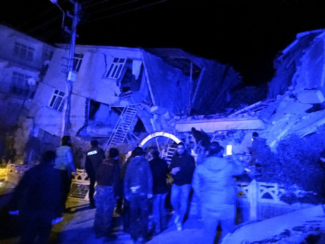Elazığ'da 6.8 büyüklüğünde deprem oldu! Depremden son dakika haberler - Resim: 0