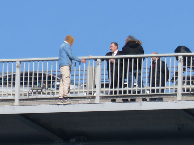 Köprüde intihar girişiminde bulunan kişiyi Veysel Eroğlu engelledi - Resim: 0