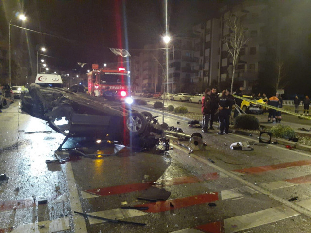 Denizli'de iki otomobil süratle çarpıştı o anlar kameralara anbean yansıdı - Resim: 0