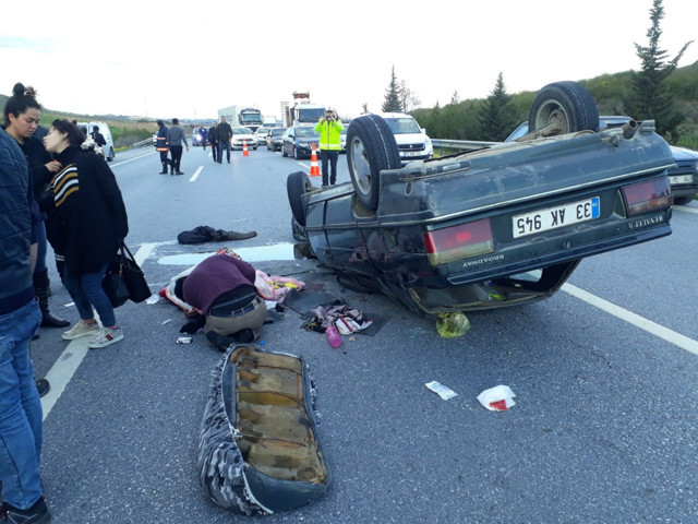 Mersin'de otomobil kamyonete çarpıp takla attı 7 kişi yaralandı - Resim: 0
