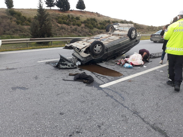 Mersin'de otomobil kamyonete çarpıp takla attı 7 kişi yaralandı - Resim: 1