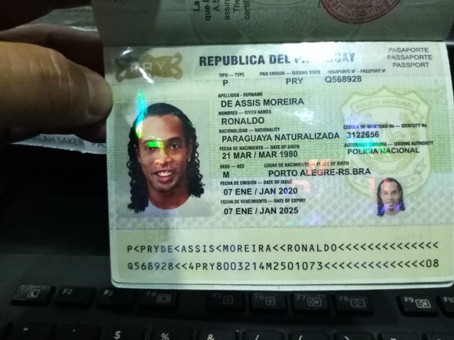 Ronaldinho sahte pasaport iddiasıyla gözaltında - Resim: 2