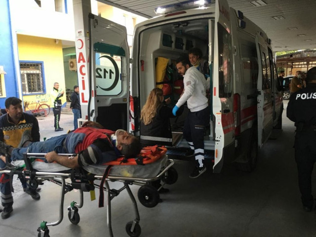 Adana'da işçileri taşıyan minibüs kaza yaptı: 3 ölü 14 yaralı - Resim: 1