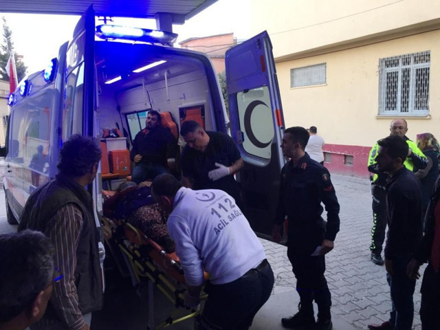 Adana'da işçileri taşıyan minibüs kaza yaptı: 3 ölü 14 yaralı - Resim: 0