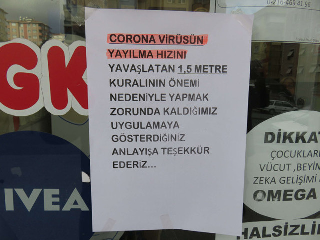 Ataşehir'de eczanede koronavirüse karşı 1.5 metre kuralı ile önlem - Resim: 0